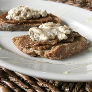 Crostini with walnut cream cheese