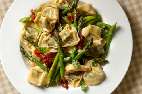 Tortellini salad with asparagus and sun-dried tomatoes